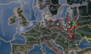 Mapa Europy z ikonami samolotów i okrętów, symbolizująca strategiczne rozgrywki w grze Hearts of Iron. Widoczne są fronty i obszary działań wojennych.