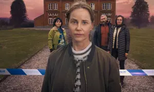Fyra personer står framför ett tegelhus, avspärrat med polisens band. En spännande deckare på TV4 Play.