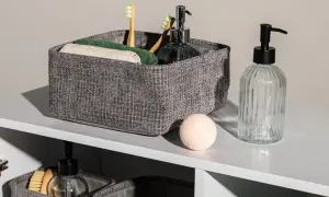 Eleganckie koszyki do łazienki z bambusowymi szczoteczkami, ręcznikami i dozownikiem mydła.
