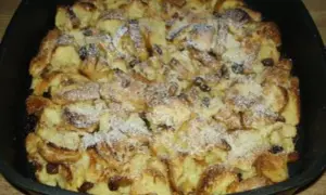 Ein goldbrauner Semmelschmarrn nach Omas Rezept, bestäubt mit Puderzucker, duftet verführerisch aus der schwarzen Pfanne.