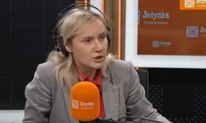 Kobieta w słuchawkach, przypominająca żonę Michała Rachonia, udziela wywiadu w studiu Polskiego Radia Jedynka.