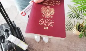 Paszport i dowód osobisty gotowe do podróży. Czy do Rumunii potrzebny jest paszport? Tak, jeśli nie jesteś obywatelem UE.