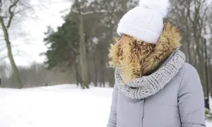 Najlepsza czapka do kręconych włosów, która ochroni Twoje loki