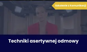 Kobieta w czerwonej marynarce podczas szkolenia z komunikacji omawia techniki asertywnej odmowy.