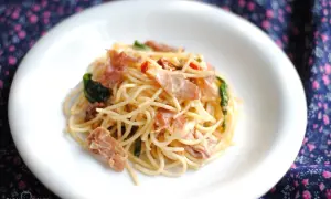 Spaghetti z szynką parmeńską: Przepis, warianty i uniknij błędów
