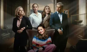 En familj samlad i ett lyxigt rum, kanske en nepo baby serie som utforskar deras liv.