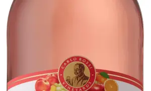 Butelka Carlo Rossi Pink Moscato z owocami: brzoskwiniami, winogronami, jabłkiem i pomarańczą.