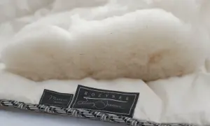 Puszysta owcza wełna w kołdrze. Czy można wyprać kołdrę z owczej wełny w pralce? Metka "Merino line" i "Rozynek Healthy Dreams".