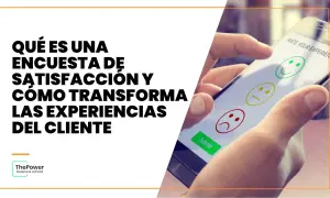 Mano calificando experiencia en móvil con caritas. Ejemplos de encuestas de satisfacción para mejorar el servicio.