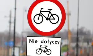 Dwa znaki drogowe: okrągły z rowerem i przekreślonym, oraz prostokątny z napisem "Nie dotyczy" i rowerem. Różne rodzaje znaków informują o zakazie ruchu rowerowego.