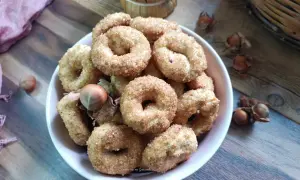Ciambelline al vino cosparse di zucchero, pronte per essere gustate.