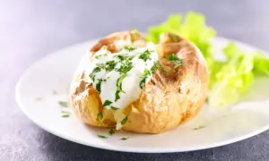 Pieczony ziemniak z gzikiem i szczypiorkiem, idealny na szybki obiad. Prosty przepis na ziemniaki z gzikiem.