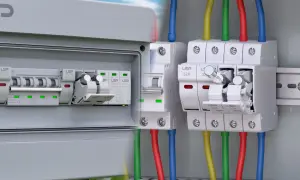 Boîtier électrique avec disjoncteurs et un fusible pour prise de courant, câbles colorés connectés.