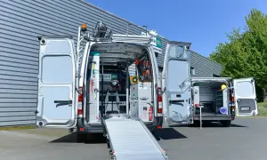 Aménagement d'un fourgon pour un professionnel : une excellente idée rangement camion avec outils et échelle.