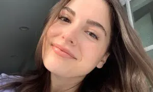 Una mujer sonríe con una piel luminosa y un brillo natural.