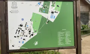 Mapa Ziołowego Zakątka Koryciny. Poznaj atrakcje tego miejsca, od chat po ogrody i miejsca wypoczynku.