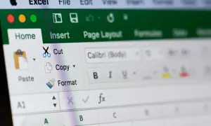 Ekran Excel z opcjami "Home", "Insert", "Cut", "Copy", "Paste". Widoczne ikony i przyciski do formatowania tekstu, ułatwiające blokowanie komórek Excel.
