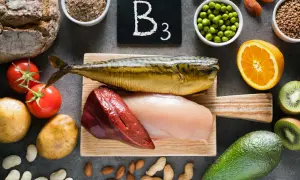 Fonti di niacina a cosa serve: pesce, pollo, fegato, arancia, kiwi, avocado, patate, pomodori, pane integrale, piselli, arachidi, mandorle, albicocche.