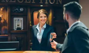 Czy wychodząc z hotelu zostawia się klucz? Zasady, które warto znać