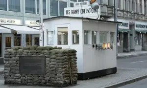 Checkpoint Charlie, dawne miejsce kontroli granicznej, z workami z piaskiem i tablicą pamiątkową.