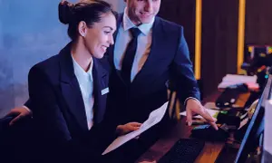 Ile godzin pracuje recepcjonistka w hotelu? Sprawdź realia pracy