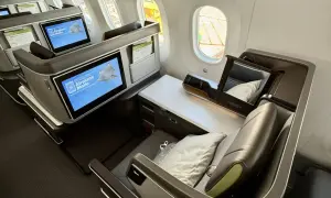 Luxuriöse Business-Class-Sitze von Eva Air. Die Bildschirme zeigen "Airplane Mode". Eine gute Eva Air Bewertung ist hier sicher!
