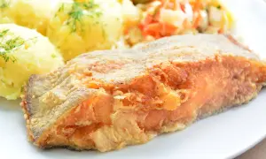 Złocisty, chrupiący kawałek ryby, idealny do nauki jak smażyć halibuta w dzwonkach. Podany z purée ziemniaczanym i surówką.