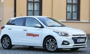 Vit Hyundai i20 med texten "Vi Bilägare" på sidan. En artikel om ett potentiellt hyundai i20 problem kan vara på gång.