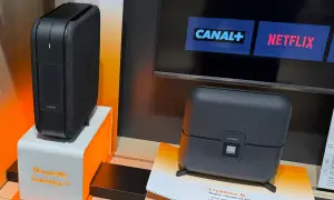 Deux Livebox Orange, dont la nouvelle Livebox 7, présentées sur des supports orange vif. L'équipement Orange est prêt pour le divertissement.