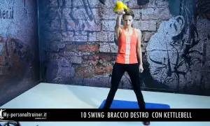 Donna esegue swing con kettlebell, un esercizio efficace per i circuiti brucia grassi.