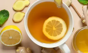 Herbata z imbirem, cytryną i miodem – idealna na co na wymioty. Składniki naturalnie łagodzą dolegliwości.