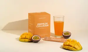Pudełko z napisem "PREMIUM COLLAGEN Naturalny kolagen rybi", szklanka z pomarańczowym napojem, kawałki mango i marakui.