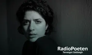 Tanasgol Sabbagh, eine junge Frau mit dunklen, lockigen Haaren, blickt nachdenklich in die Kamera. Der Schriftzug "RadioPoeten" und ihr Name sind rechts im Bild zu sehen.