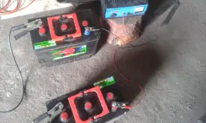 Jak bezpiecznie naładować akumulator 6V prostownikiem 12V?