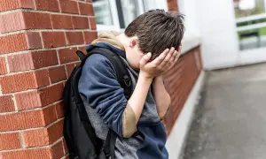 Czy nauczyciel ma prawo przeszukać plecak ucznia? Poznaj ograniczenia