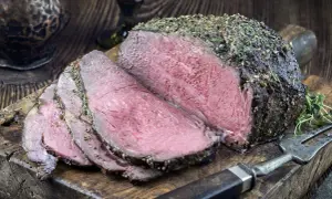 Roast beef ricetta perfetta: carne succulenta e rosata, cotta a puntino e condita con erbe aromatiche.