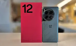 Czerwone pudełko z cyfrą 12 i szary smartfon OnePlus z charakterystycznym modułem aparatu. OnePlus co to za firma? To producent innowacyjnych telefonów.