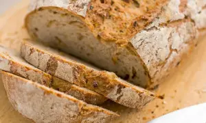 Frisch gebackenes Zwiebelbrot, in Scheiben geschnitten, bereit für ein köstliches Zwiebelbrot Rezept.