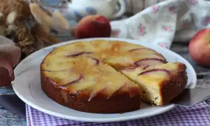 Deliziosa torta di pesche rovesciata, con fette di pesca caramellate sulla superficie dorata e soffice impasto.