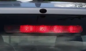 Un feu stop sur trois ne fonctionne pas, un problème à signaler lors du contrôle technique.