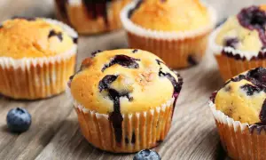 Saftige Blaubeermuffins, perfekt für ein schnelles Blaubeermuffins Rezept. Frisch gebacken und mit Blaubeeren gesprenkelt.