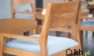 Obicie krzesła: Ile zapłacisz? Cennik, DIY i opłacalność renowacji
