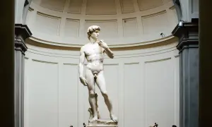 Michelangelos David-Zeichnung, eine beeindruckende Marmorskulptur, steht im Zentrum eines eleganten Raumes.