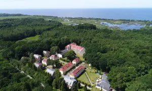 Sanatorium Podczele Kołobrzeg cennik: malowniczy kompleks budynków wśród zieleni, blisko morza i jezior. Idealne miejsce na wypoczynek.