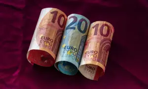 Dwa banknoty po 10 euro i jeden 20 euro, symbolizujące walutę Łotwy.
