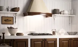 Encantadoras cocinas rústicas modernas con campana de madera, estantes blancos y detalles en madera oscura.