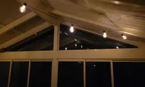 Ljusslinga med glödlampor över uterummet. Perfekt för att planera belysning uterum och skapa mysig stämning.