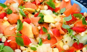 En färgglad melonsallad med ananas, passionsfrukt och nötter, perfekt som melonsallad till grillat.