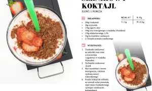 Pyszny koktajl z truskawkami i kruszonką z herbatników. Zdrowe jedzenie, które zachwyca smakiem i wyglądem.