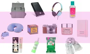 Reise-Must-Haves: Rucksack, Powerbank, Kopfhörer, Handgel, Nackenkissen, Tiger Balm, Kamera, Clinique Creme, Moleskine Notizbuch, Garnier BB Cream, Mario Badescu Spray, Yes To Cucumbers Tücher, Weltkarten-Schal.